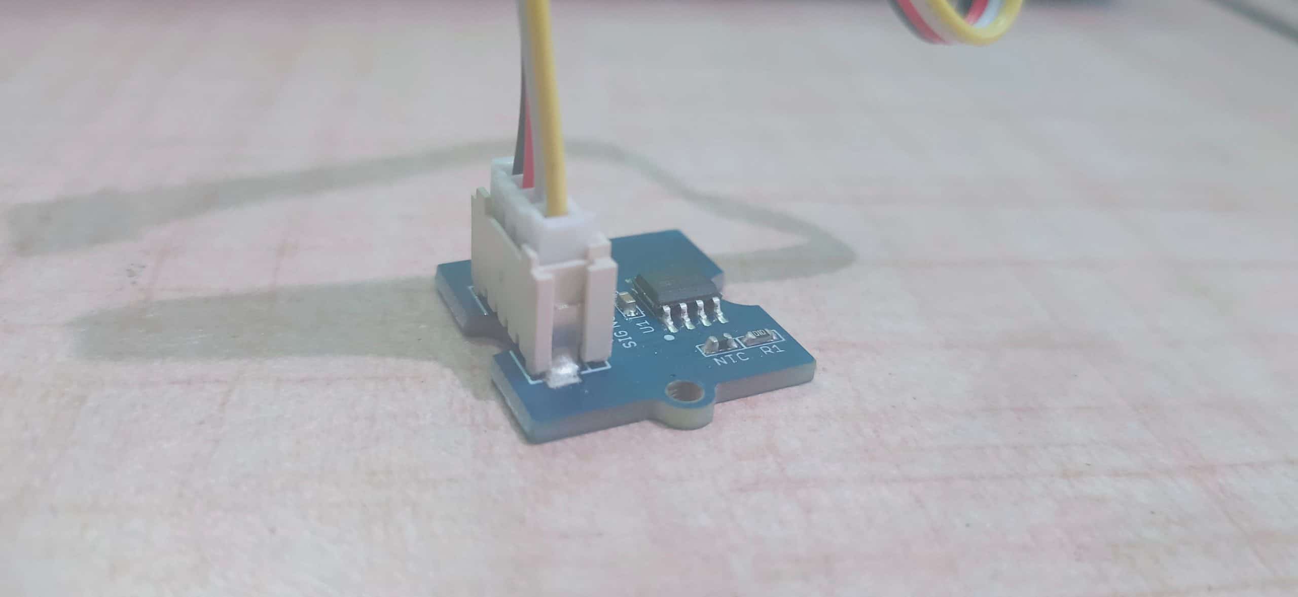 Grove temperature sensor plug